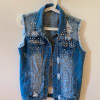 Gilet in jeans con borchie