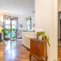 Signorile soluzione con giardino, ampia locale con