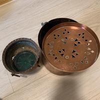 Pentola in rame da camino e piccolo portavaso