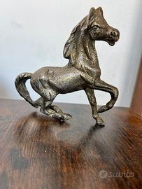 Cavallo decorativo vintage in metallo argentato
