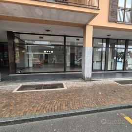 Morbegno locale commerciale con ampie vetrine