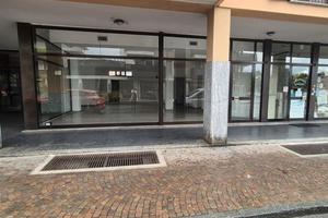 Morbegno locale commerciale con ampie vetrine