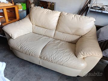 Divano in vera pelle beige- comodo e spazioso! 