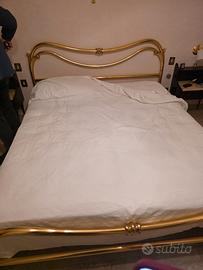 Letto matrimoniale in ottone bagnato in oro