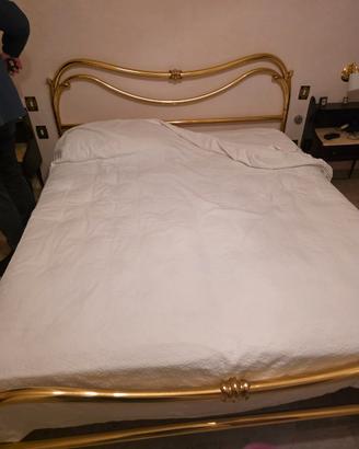 Letto matrimoniale in ottone bagnato in oro
