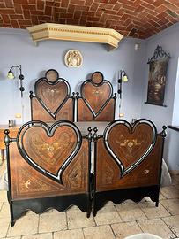 Letto in ferro con i cuori che si incontrano