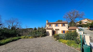 VILLA CON AMPIO GIARDINO E TERRENO, VISTA MARE, CO