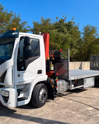 Iveco Eurocargo 140-250 carrellone con gru