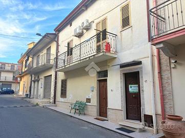 5 LOCALI A BOTRICELLO