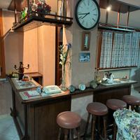 Bar in legno stile vintage con ripiani sospesi