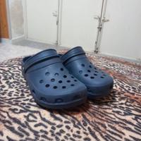 Paio di zoccoli in stile Crocs blu navy misura 40