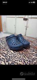 Paio di zoccoli in stile Crocs blu navy misura 40
