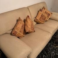 Due divani da tre e due posti