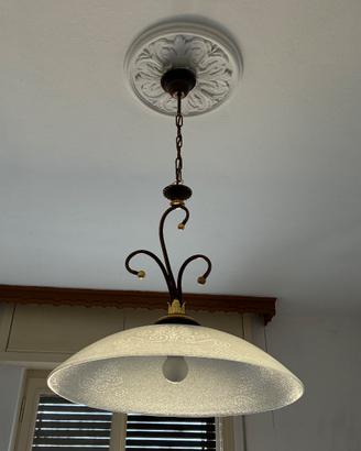 Lampadario in metallo e vetro