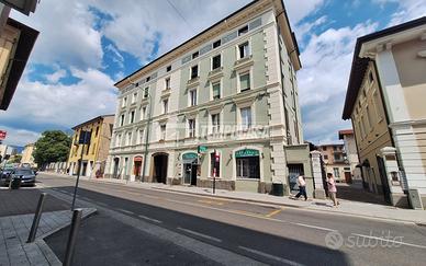 BILOCALE SU DUE LIVELLI, LUMINOSO E CON BASSE SPES
