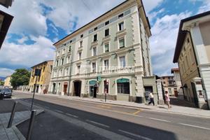 BILOCALE SU DUE LIVELLI, LUMINOSO E CON BASSE SPES