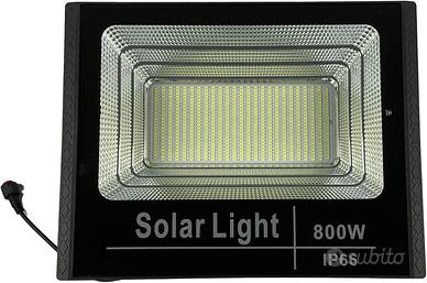 Faretto LED 800W solare con sensore e telecom