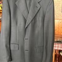 Abito grigio da uomo usato