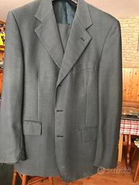 Abito grigio da uomo usato