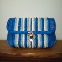 pochette artigianale cucita all'uncinetto.