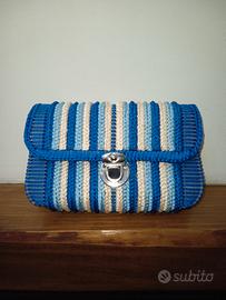 pochette artigianale cucita all'uncinetto.