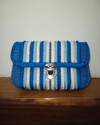 pochette artigianale lavorata all'uncinetto.