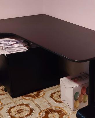 Scrivania e cassettiera IKEA + poltrona da ufficio
