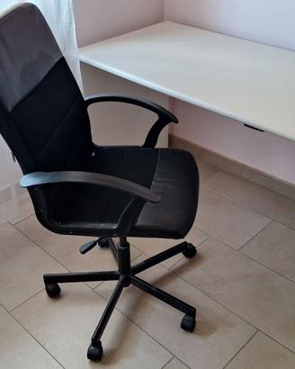 Scrivania e sedia