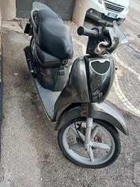 Aprilia Scarabeo 100 a rate con Klarna