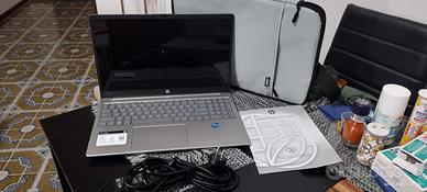HP Laptop touchscreen 15,6 mai usato con copertina