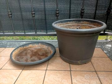 Vaso per piante con sottovaso usato grigio