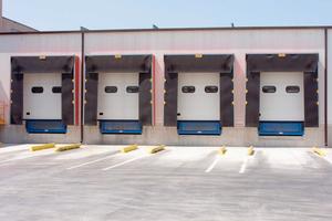 Capannone custodito h24 con 4 banchine di carico