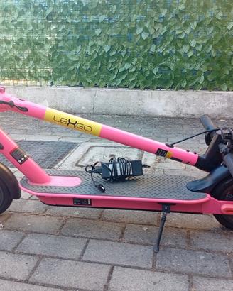 Monopattino elettrico colore rosa