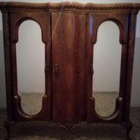 Armadio con 3 ante.