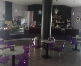 Bar con piscina