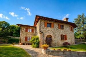 Rustico / Casale di 250 m² con più di 5 locali e b