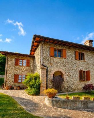 Rustico / Casale di 250 m² con più di 5 locali e b