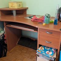 Scrivania angolare in legno con cassetti