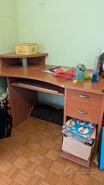 Scrivania angolare in legno con cassetti