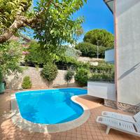 Villa a Schiera di 400 mq c.a. con Piscina