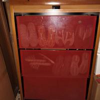 scarpiera in ferro rossa con porta scorrevole 