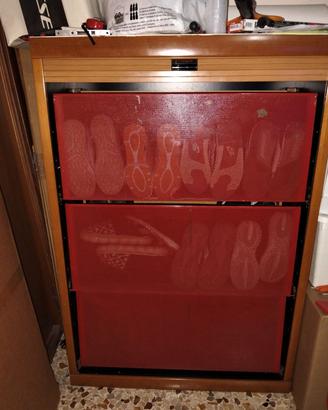 scarpiera in ferro rossa con porta scorrevole 