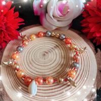 Braccialetto con ciondoli e perline