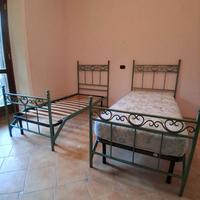 2 lettini in ferro battuto.