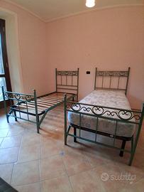 2 lettini in ferro battuto.