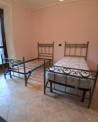 2 lettini in ferro battuto.