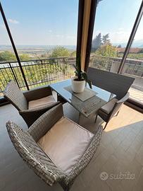 Tavolo per  terrazzo con divanetto e 2 poltroncine