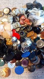 Bottoni di vari colori misure medio grandi