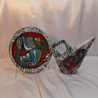 Una piastra da parete e una caraffa fat lava da Sa