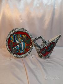 Una piastra da parete e una caraffa fat lava da Sa